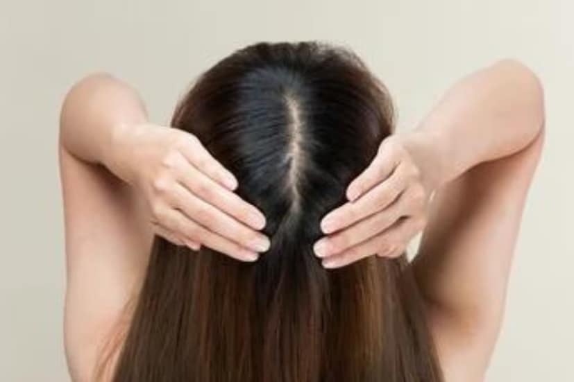 हिवाळ्यात केस गळतीचे प्रमाण वाढलेले अनेक जण अनुभवतात. त्यामुळे खोबरेल तेलात एरंडेल तेल ऍड करून लावल्यास अराम मिळू शकतो. तसेच कोकोनट ऑइलमध्ये कलौंजी, मेथीचे दाणे, कढिपत्ता, जास्वंद फुल, कांदाही ऍड करू शकता.