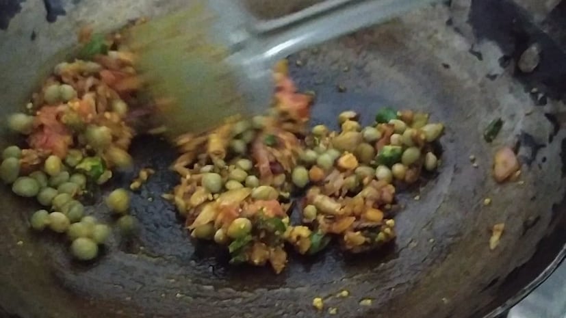 आता आपल्याकडे असलेले मसाले म्हणजेच हळद, तिखट, मीठ आणि शेंगदाण्याचा कूट अ‍ॅड करायचा आहे. चांगलं परतून झाल्यानंतर चिरलेला टोमॅटो आणि वाफवलेले तुरीचे दाणे ॲड करून पुन्हा चांगलं परतून घ्यायचा आहे.