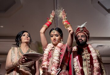 .. म्हणून वरात निघताना वधू तांदूळ मागे फेकते, हे कारण आपल्याला माहितीये का?