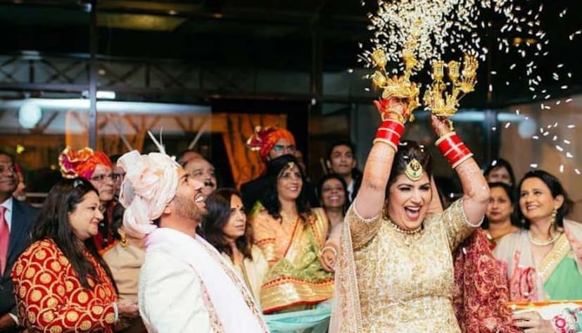 लग्नाच्या निरोपाच्या वेळी म्हणजे पाठवणीच्या वेळी वधू म्हणजे नवरी मुलगी ताटातील तांदूळ मागे फेकते आणि नंतर मागे वळून पाहत नाही हे तुम्ही पाहिलं असेल.