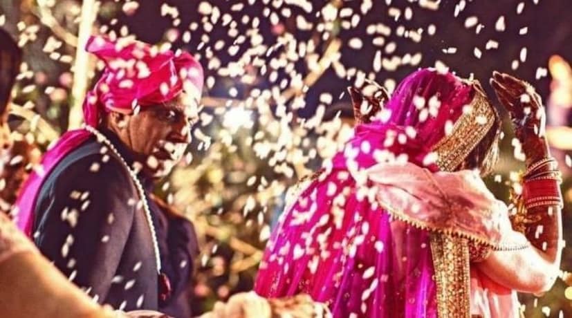 लग्नाच्या दिवशी सर्व रीती पार पडल्यानंतर वरात निघताना महिलांनी वधूची ओटी भरली जाते. त्यातले तांदूळ वधू पाच वेळा दोन्ही हाताने ओंजळीत भरून मागे फेकते. हे तांदूळ जोराने मागे फेकताना वधूच्या मागे असलेल्या महिला ते तांदूळ आपल्या पदरात झेलत असतात.