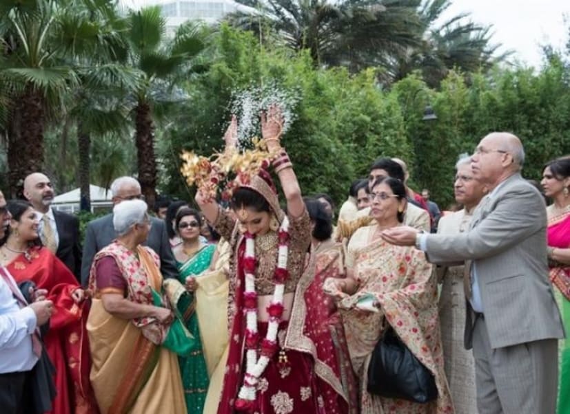 वास्तविक असं मानलं जातं की मुलगी ही घरची लक्ष्मी असते. जर तिने पाठवणीच्या वेळी हा विधी केला तर तिच्या घरात कधीही अन्न आणि पैशाची कमतरता भासत नाही. जेव्हा वधू तांदूळ मागे फेकते तेव्हा ती अपेक्षा करते की धन धान्याने संपन्न असो.