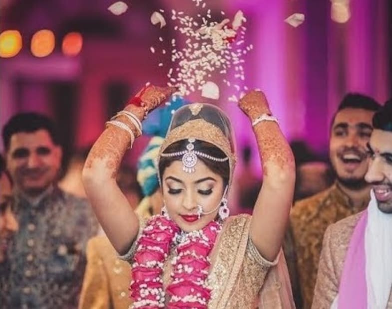 दुसरीकडे, असाही एक विश्वास आहे की हा विधी आपल्या पालकांना आणि कुटुंबाचे आभार मानण्याचा एक मार्ग आहे. लहानपणापासून ते मोठे होईपर्यंत त्यांनी तिच्यासाठी जे काही केले त्याबद्दल ती कृतज्ञता व्यक्त करते, असंही पाचखेडे महाराज सांगतात.