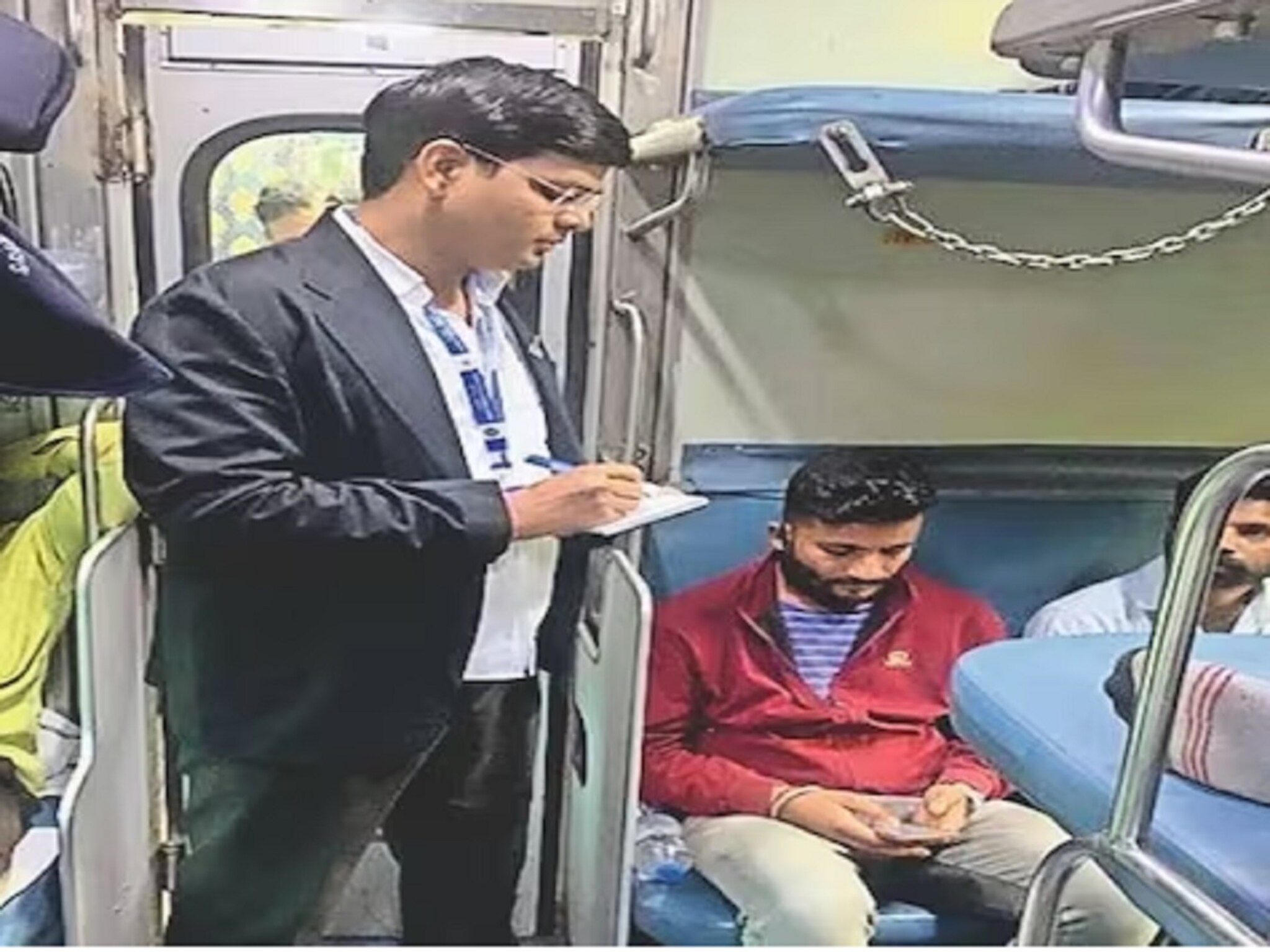 Railway job : रेल्वेमध्ये निघाली बंपर भरती, तरुणांना नोकरीची सुवर्णसंधी, पात्रता फक्त 12 वी