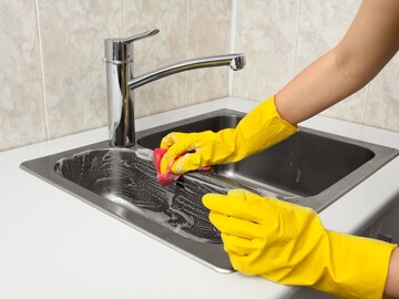 तुमच्याही किचनमधील सिंकमध्ये पाणी साचतंय? मग वापरा 'या' सोप्या ट्रिक्स तुमच्याही किचनमधील सिंकमध्ये पाणी साचतंय? मग वापरा 'या' सोप्या ट्रिक्स