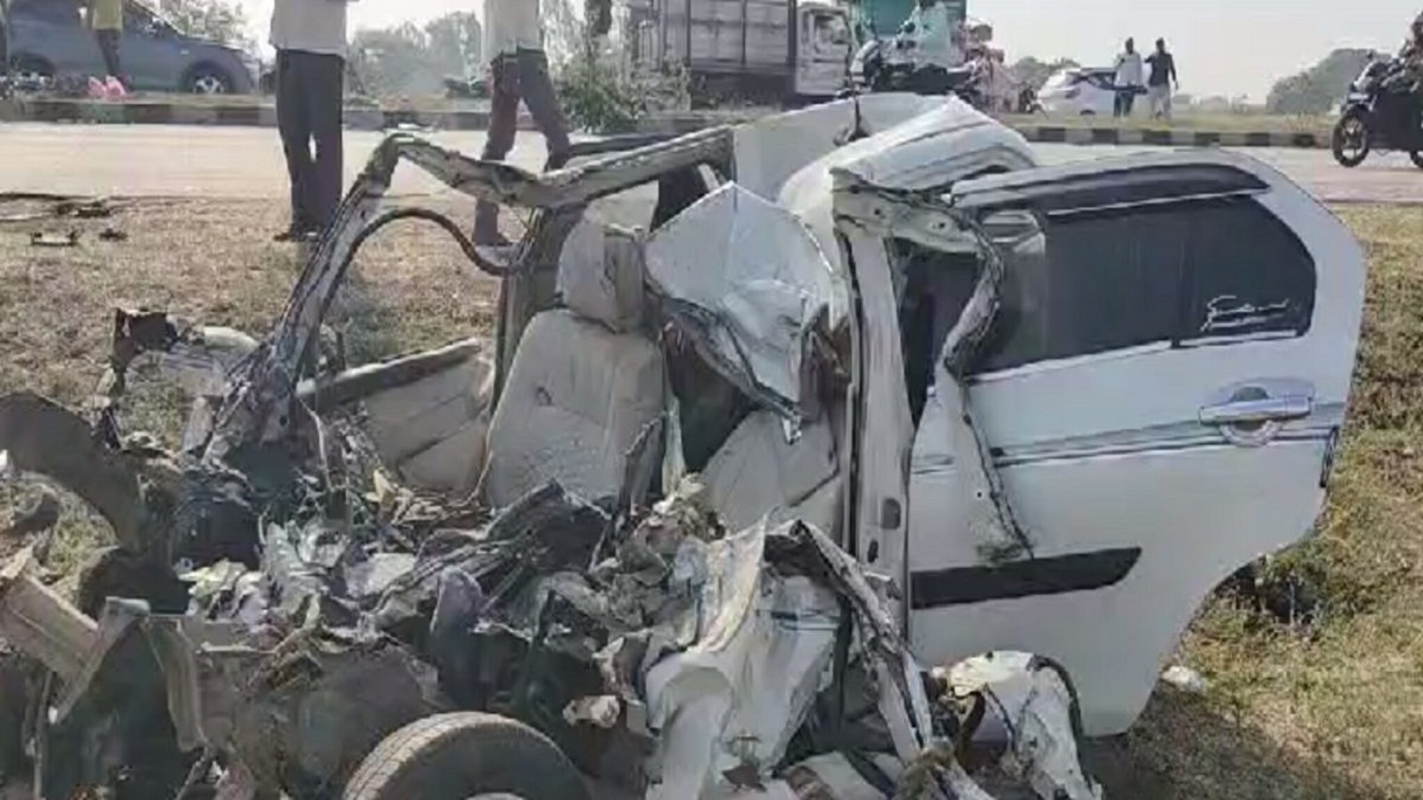 maruti suzuki swift dzire चा अपघात, इंजिन एका बाजूला तर कार दुसरीकडे, 4 ठार