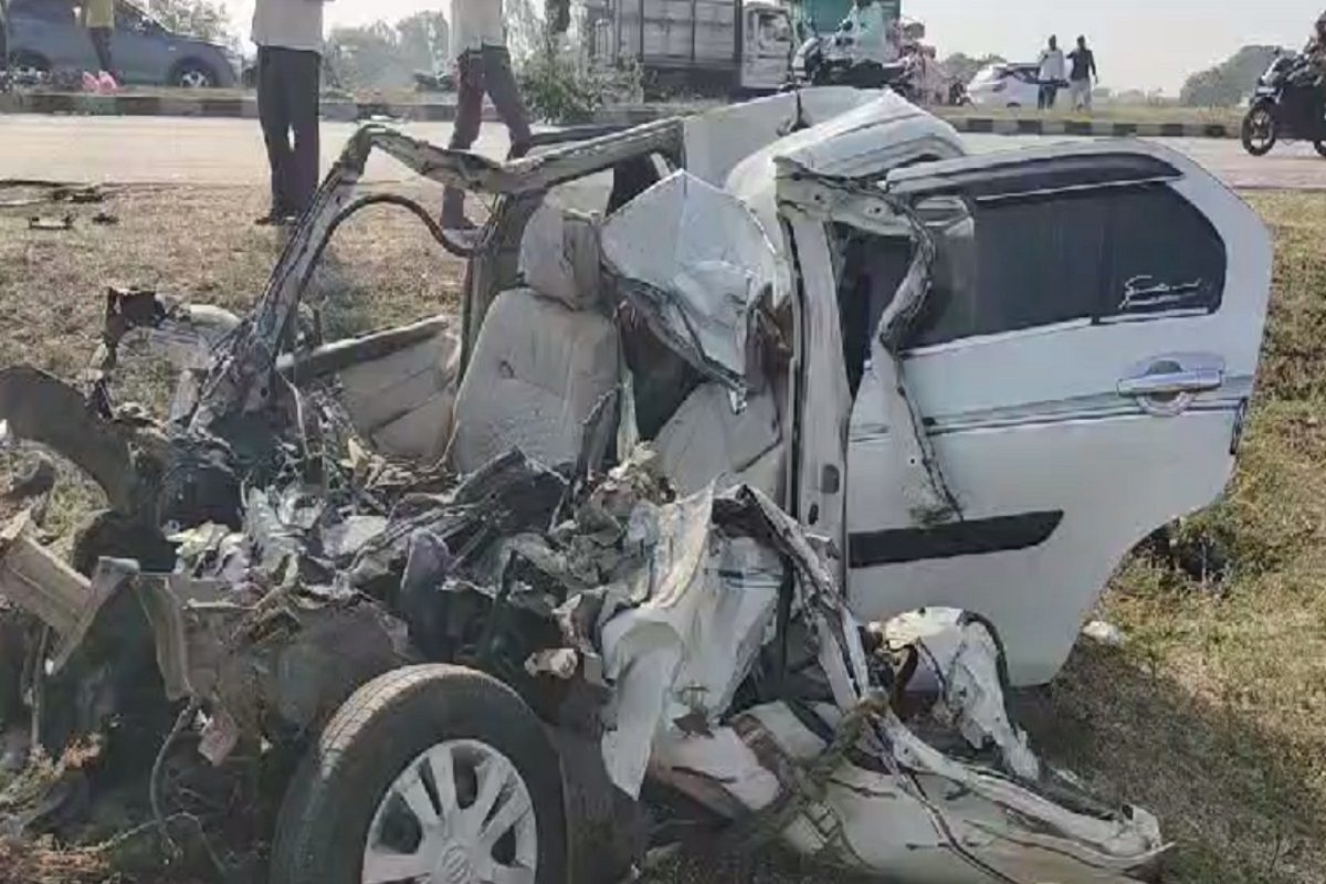 Latur News : कार आणि ऊसाच्या ट्रॅक्टरचा भीषण अपघात, तीन ZP शिक्षकांसह चौघे ठार