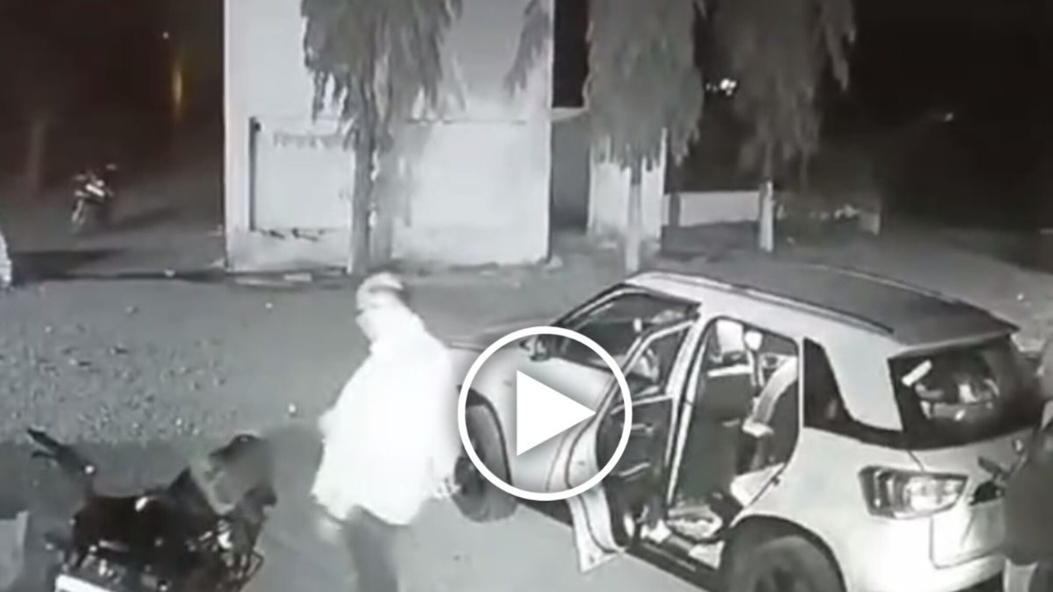 लातूरच्या कला केंद्रावर पोलिसांचा 'तमाशा', दारूच्या नशेत गाड्या पाडल्या, Video