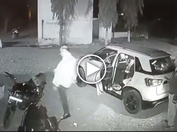 लातूरमध्ये पोलिसांचा कला केंद्रावर जाऊन तमाशा