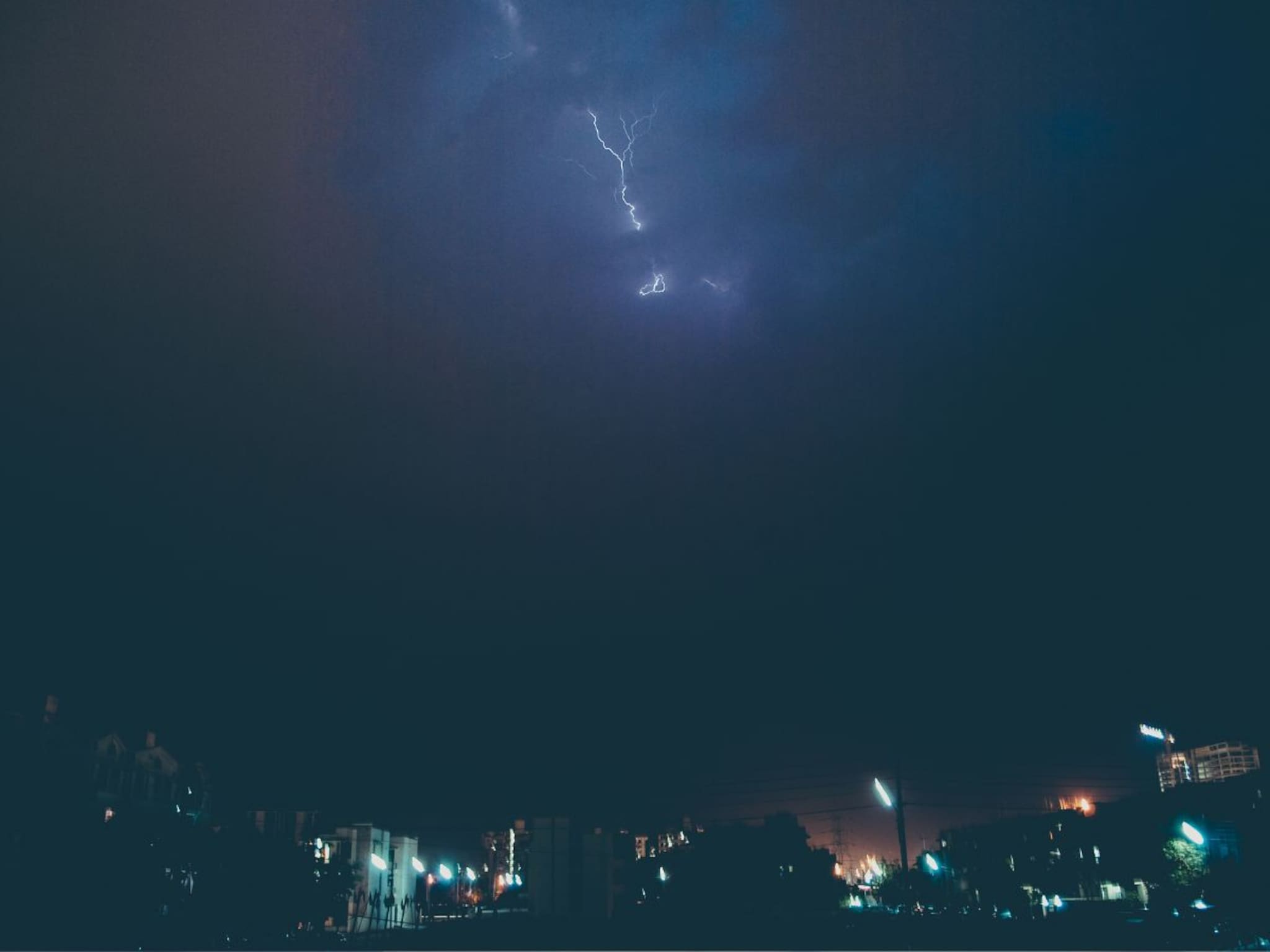 Natural disaster : आकाशातून कोसळली आपत्ती, सात खेळाडूंसोबत घडली दुर्घटना; एकाचा मृत्यू, पाहा व्हिडीओ