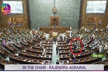 संसदेचं हिवाळी अधिवेशन सुरू असून लोकसभेची सुरक्षा भेदण्यात आल्याची माहिती समोर येतेय. संसदेच्या लोकसभा  प्रेक्षक गॅलरीतून तिघांनी उडी मारली आहे. अचानक तिघेजण आत शिरल्याने मोठा गोंधळ उडाला.