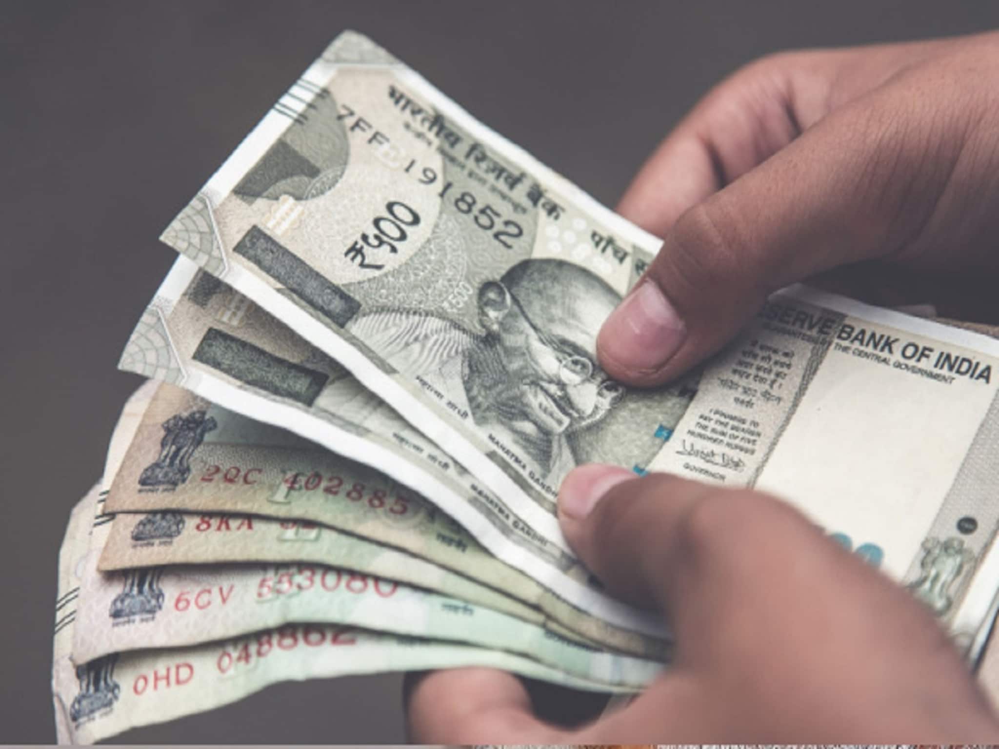 सावकारीचा विळखा! महिलेनं कर्ज घेतलं 90 हजारांचं, वसूल केले साडे चार लाख; दोघांविरुद्ध गुन्हा