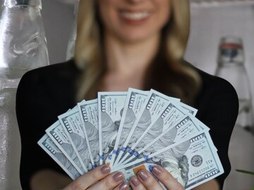 दुकानातून घेतली एक सोडा बाटली आणि महिला बनली लखपती; मिळाले 83 लाख रुपये, पण कसे?