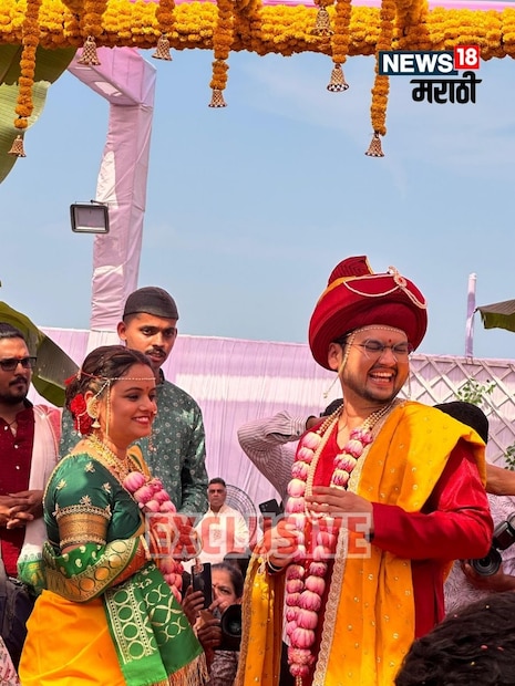 बोहल्यावर चढताना दोघांनी पिवळ्या रंगाचे कपडे पसंत केले. मुग्धानं पिवळी नऊवारी तर प्रथमेशनं लाल रंगाचा कुर्ता आणि पिवळा शेला परिधान केला होता. 