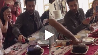 रणबीरनं लावली केकला आग