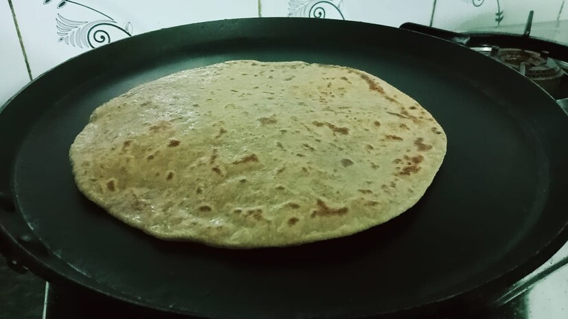 आता या सोजीमध्ये गुळाचं पाणी गाळून टाकायचं आहे. गुळात कच असू शकतो. त्यामुळे इथे पाणी गाळून घेतले आहे. त्यात सुंठ, वेलची पावडर आणि मीठ ऍड करायचं आहे. आता चांगलं परतून घेऊन हे मिश्रण थंड होण्यासाठी ठेवायचं आहे. मिश्रण पूर्ण थंड झाल्यावर चुरून घ्यायचं. त्याचे छोटे गोळे बनवून घ्यायचेत. म्हणजे पोळी बनविण्यासाठी सोपे होईल.