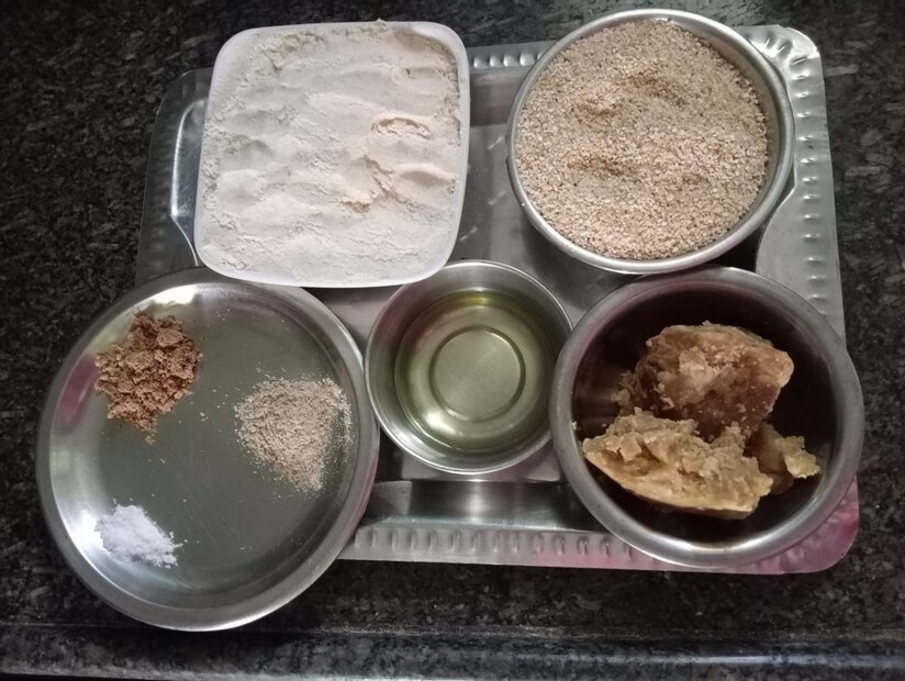 1 वाटी सोजी, 2 वाटी कणिक, 1 वाटी गूळ, सुंठ, मीठ, वेलचीपूड आणि तेल एवढ्याच साहित्यात आपण पोळी बनवू शकता.