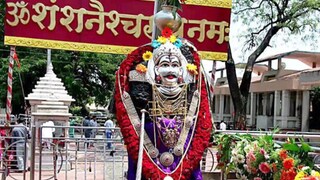 शनिवारी ब्रह्म मुहूर्तावर सकाळी लवकर उठून स्नान करून शनिदेवाची पूजा करावी. शनिवारी उपवास करणे खूप लाभदायी ठरू शकते. जर तुम्ही या दिवशी उपवास करू शकत नसाल तर जेवणात तेलाचा वापर करू नये. या दिवशी संध्याकाळी पिंपळाच्या झाडाखाली जल अर्पण करावे आणि तिळाच्या तेलाचा दिवा लावल्यानं शनिदेव प्रसन्न होतात. असे केल्याने शनीची साडेसाती त्रास देत नाही, असे मानले जाते. (इमेज क्रेडिट: कॅनव्हा)
