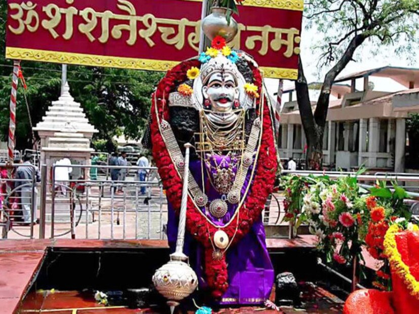 शनिवारी ब्रह्म मुहूर्तावर सकाळी लवकर उठून स्नान करून शनिदेवाची पूजा करावी. शनिवारी उपवास करणे खूप लाभदायी ठरू शकते. जर तुम्ही या दिवशी उपवास करू शकत नसाल तर जेवणात तेलाचा वापर करू नये. या दिवशी संध्याकाळी पिंपळाच्या झाडाखाली जल अर्पण करावे आणि तिळाच्या तेलाचा दिवा लावल्यानं शनिदेव प्रसन्न होतात. असे केल्याने शनीची साडेसाती त्रास देत नाही, असे मानले जाते. (इमेज क्रेडिट: कॅनव्हा)