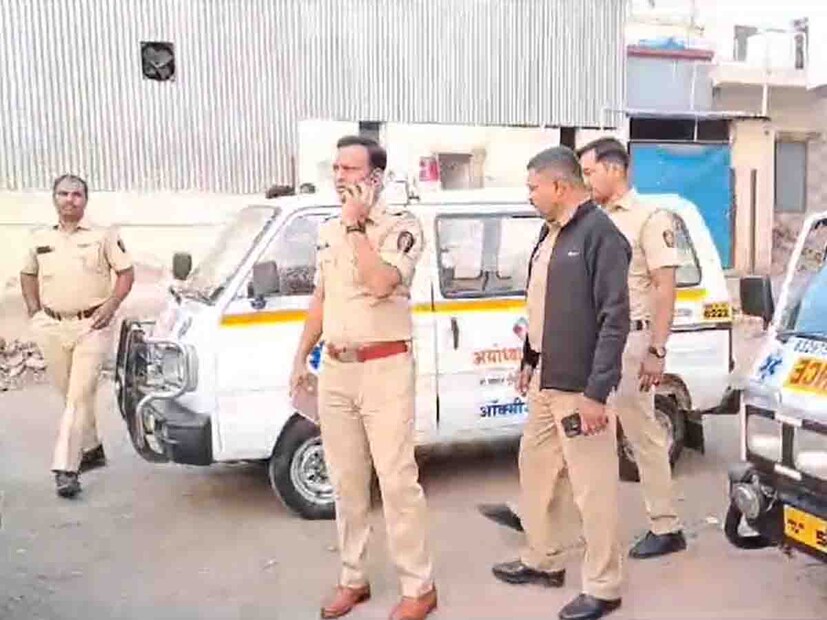 शिर्डीतील हॉटेल यशराजमध्ये भाऊ बहिणीने गळफास घेऊन जीवन संपवल्याचं समोर आलं आहे. आत्महत्येचे कारण अद्याप अस्पष्ट आहे.