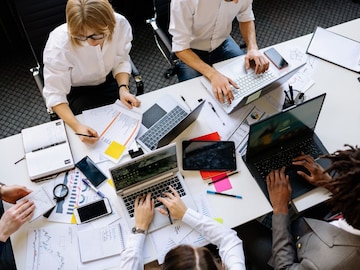 Ajab Gajab : 'या' ठिकाणचे लोक ऑफिसला येऊन करतात अंघोळ, तिथेच करतात ब्रश