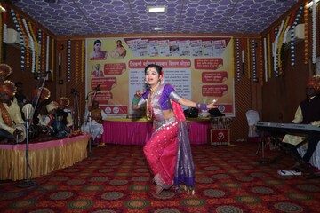 वडिलांचं निधनानंतर गावकऱ्यांची साथ, स्नेहाच्या लावणीची सिंगापूरला भुरळ, Video