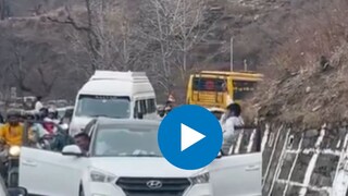 ट्रॅफिकमध्ये तरुणांची हुल्लडबाजी ट्रॅफिकमध्ये तरुणांची हुल्लडबाजी