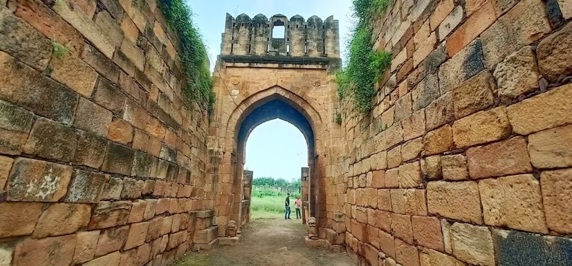 चंद्रपूर रोडवरील भद्रावती येथे प्राचीन भक्कम बांधणीचा भांदक हा भुईकोट किल्ला आहे.गडाचे प्रवेशद्वार आजही भक्कम स्थितीमध्ये आहे. काही जण याला भद्रावतीचा किल्ला म्हणूनही ओळखतात.