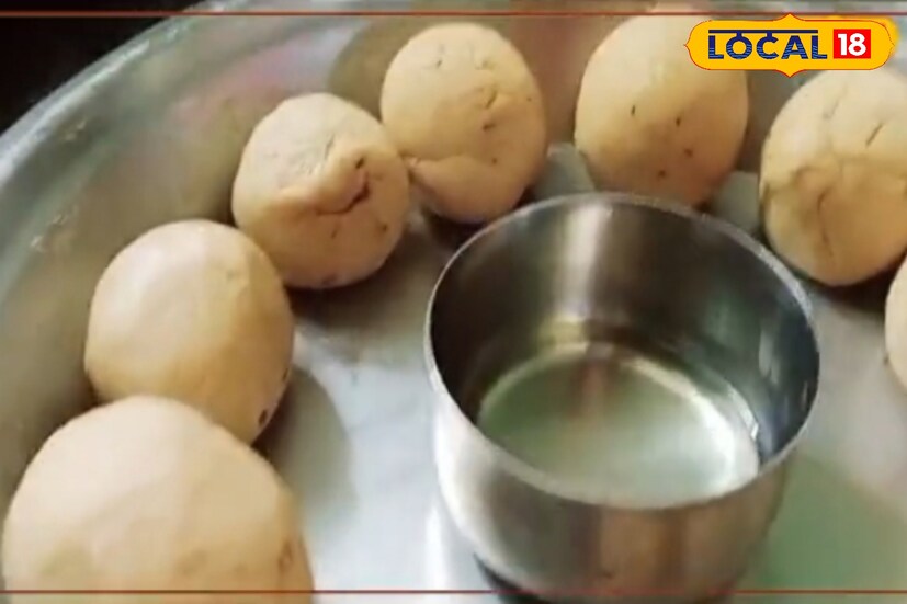 सर्वप्रथम नेहमीच्या पोळीला लागते तशी कणिक मळून घ्यायची आहे. त्यानंतर गरम पाण्यामध्ये गूळ विरघळून घ्यायचा आहे. तोपर्यंत गव्हाची जाड दळून घेतलेली भरड म्हणजेच सोजी घ्यायची आहे. याच सोजीला काही ठिकाणी 'सांजा' असे म्हणतात. एका कढईमध्ये साजूक तूप घालून सोजी अगदी मंद आचेवर 2-3 मिनिटं परतून घ्यायची आहे.