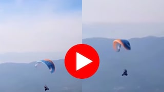पॅराग्लाइडिंग करताना व्यक्तीचा हटके Video पॅराग्लाइडिंग करताना व्यक्तीचा हटके Video