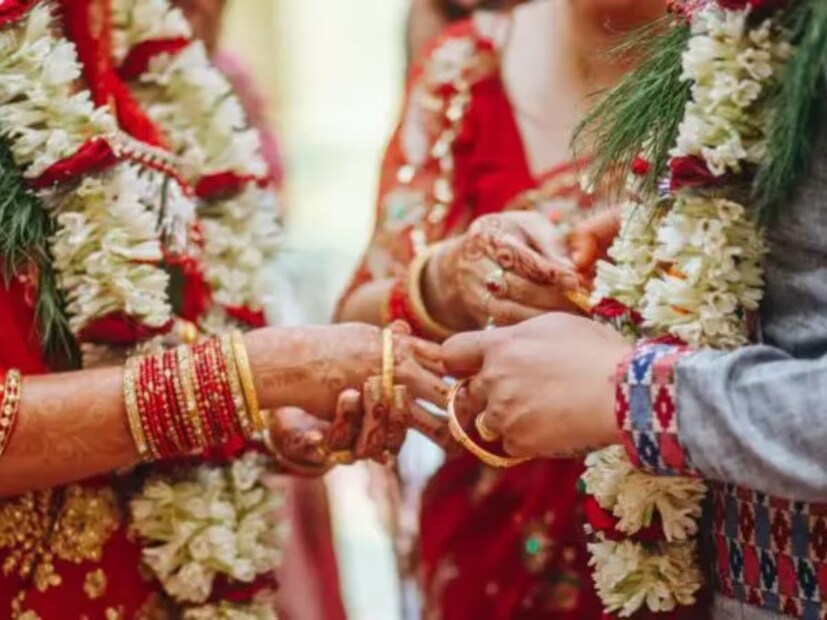 हिंदू धर्मात विवाह हा एक संस्कार मानला जातो. विवाहात अनेक विधी केले जातात. यातीलच एक म्हणजे लग्नानंतर केला जाणारा परळ विधी होय. हे विधी अजूनही केले जातात. हिंदू धर्मात विवाह हा एक संस्कार मानला जातो. विवाहात अनेक विधी केले जातात. यातीलच एक म्हणजे लग्नानंतर केला जाणारा परळ विधी होय. हे विधी अजूनही केले जातात.