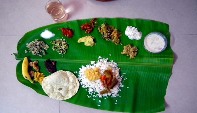 हा विधी लग्नानंतर सत्यनारायण कथेच्या दिवशी सत्यनारायण झाल्यानंतर लगेच केला जातो. सत्यनारायण आणि अन्नपूर्णा देवीला नैवेद्य दाखवून नमस्कार करावा. आता पात्रावर कोणी बसावे? तर, पहिला मान गुरुजींचा असतो. त्यानंतर घरातील म्हणजेच कुळातील सर्व मुलांनी किंवा सर्व पूरुषांनी बसायचं असतं.