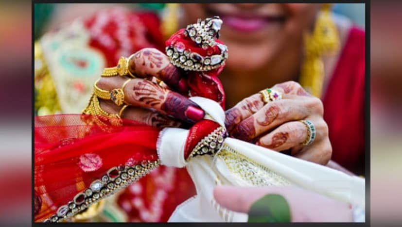  अनेकांना याबाबत माहिती नसते. तरीही परंपरा म्हणूनच हे विधी केले जातात. मात्र, लग्नानंतर हा विधी का केला जातो? कधी केला जातो? आणि काय महत्त्व आहे? हेच आपण <a href="https://news18marathi.com/maharashtra/wardha/">वर्धा</a> येथील पंडित हेमंतशास्त्री पाचखेडे यांच्याकडून जाणून घेणार आहोत.