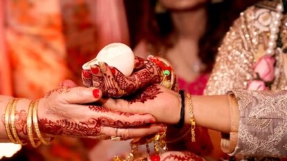 नणंद करते वहिनीसोबत लग्न (प्रतिकात्मक फोटो) नणंद करते वहिनीसोबत लग्न (प्रतिकात्मक फोटो)