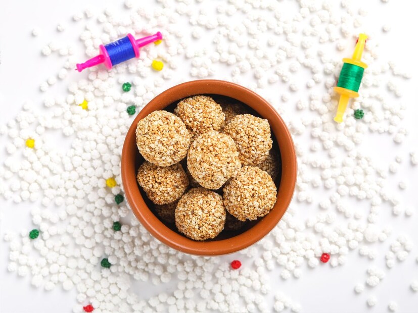 मकरसंक्रांतीचा दिवस हा हिवाळ्यातील सर्वांत थंड दिवस मानला जातो. त्यामुळे उष्णता शोषूण शरीर उबदार ठेवणाऱ्या काळ्या रंगाच्या कपड्यांचा वापर केला जातो. तसेच या काळ्या रंगावर बाळाला शोभून दिसेल असेल पांढरे दागिने घातले जातात. यात हार, मुकूट, पैंजण, कडे, बांगड्या, वाळ्या अशा अनेक दागिण्यांचा समावेश असतो. 