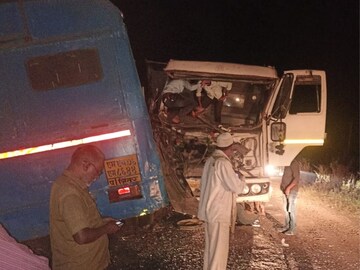 हिंगोलीमध्ये प्रवाशांनी भरलेल्या एसटीचा भीषण अपघात; बस आणि टिप्परची धडक हिंगोलीमध्ये प्रवाशांनी भरलेल्या एसटीचा भीषण अपघात; बस आणि टिप्परची धडक