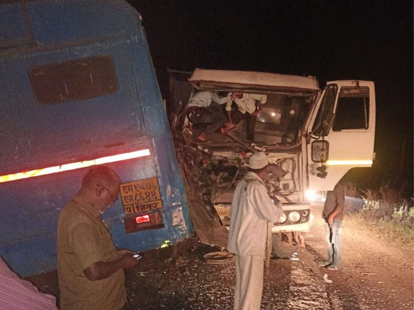 एसटी अपघाताची मालिका सुरूच आहे, आणखी एक एसटी बसच्या अपघाताची बातमी समोर आली आहे. प्रवाशांनी भरलेली बस आणि टिप्परची समोरासमोर धडक झाली. एसटी अपघाताची मालिका सुरूच आहे, आणखी एक एसटी बसच्या अपघाताची बातमी समोर आली आहे. प्रवाशांनी भरलेली बस आणि टिप्परची समोरासमोर धडक झाली.