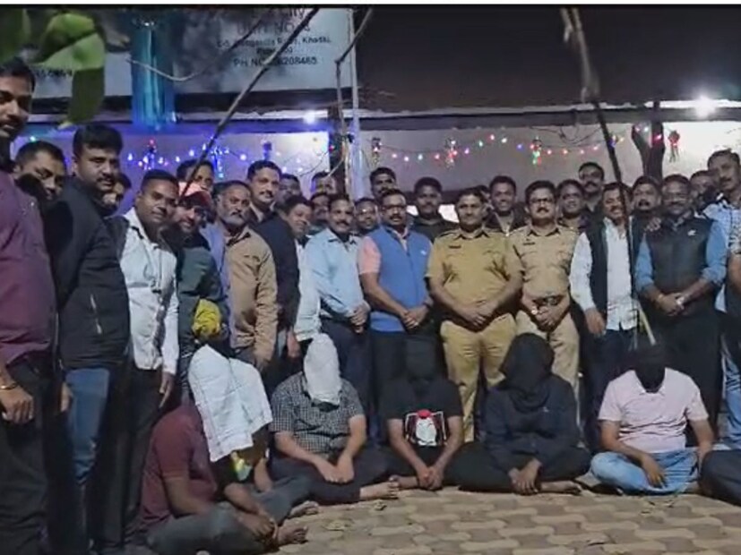 पुण्यात कुख्यात गुंड शरद मोहोळ याची हत्या करण्यात आल्यामुळे गुन्हेगारी क्षेत्रात खळबळ उडाली आहे. शुक्रवारी दुपारी शरद मोहोळवर त्याच्याच सहकाऱ्याने गोळ्या झाडल्या होत्या. मात्र, पोलिसांनी वेगाने सूत्र फिरवत मारेकऱ्यांना अटक केली आहे. पोलीस कोठडीत असताना आरोपींचे फोटो समोर आले आहे. या फोटोमध्ये आरोपींचे चेहर दिसत आहे.