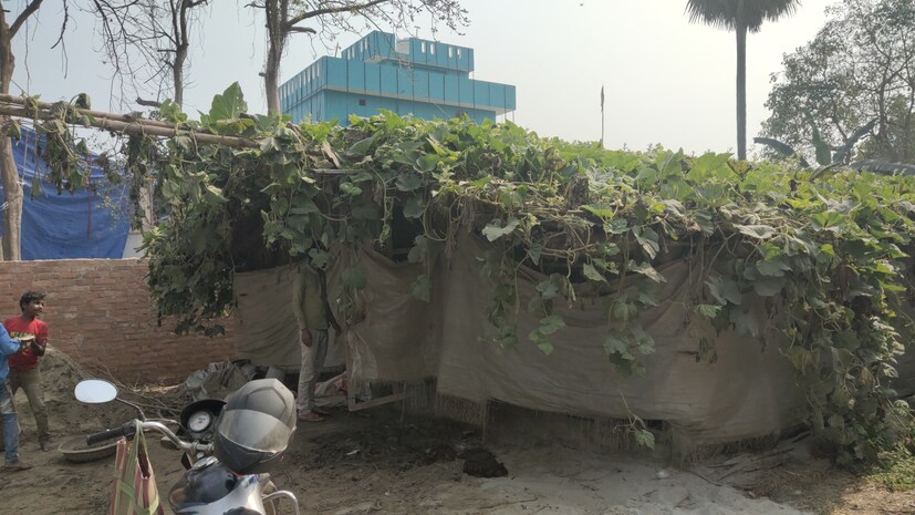 छोटू कुमार असे या तरुणाचे नाव आहे. बिहारच्या बेगुसराय येथील रहिवासी असलेल्या या तरुणाचे लहानपणापासून सरकारी नोकरी करण्याचे स्वप्न होते. मात्र, आर्थिक परिस्थिती बिकट असल्याने त्याला इंटरमिजिएटच्या पहिल्या वर्षाचे शिक्षण पूर्ण करता आले नाही. यानंतरही छोटूने हार न मानता आपली परिस्थिती सुधारण्यासाठी कुक्कुटपालन करण्याचा निर्णय घेतला.  छोटू कुमार असे या तरुणाचे नाव आहे. बिहारच्या बेगुसराय येथील रहिवासी असलेल्या या तरुणाचे लहानपणापासून सरकारी नोकरी करण्याचे स्वप्न होते. मात्र, आर्थिक परिस्थिती बिकट असल्याने त्याला इंटरमिजिएटच्या पहिल्या वर्षाचे शिक्षण पूर्ण करता आले नाही. यानंतरही छोटूने हार न मानता आपली परिस्थिती सुधारण्यासाठी कुक्कुटपालन करण्याचा निर्णय घेतला.