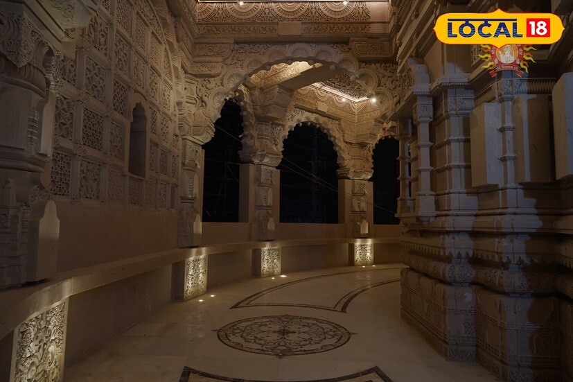 मंदिरात लायटिंगचं काम केल्यानं रात्रीच्या अंधारातही आकर्षक दिसते ही वास्तू. फोटोत दिसणाऱ्या मार्गावरूनच श्रीरामांच्या गाभाऱ्याला प्रदक्षिणा घालतील भाविक.
