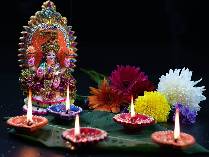 गुरुपुष्य योगामध्ये देवी लक्ष्मीसह भगवान विष्णूची विधिवत पूजा करावी. पूजेच्या वेळी कनकधारा स्तोत्राचा पाठ करा. देवी लक्ष्मीला खीर अर्पण करा. भगवान विष्णूला पंचामृत, तुळशीची पाने, गूळ आणि हरभरा डाळ अर्पण करा. देवी लक्ष्मी आणि भगवान विष्णू यांच्या कृपेने आपले जीवन धन, संपत्ती, सुख आणि समृद्धीने भरून जाईल. (कॅनव्हा)