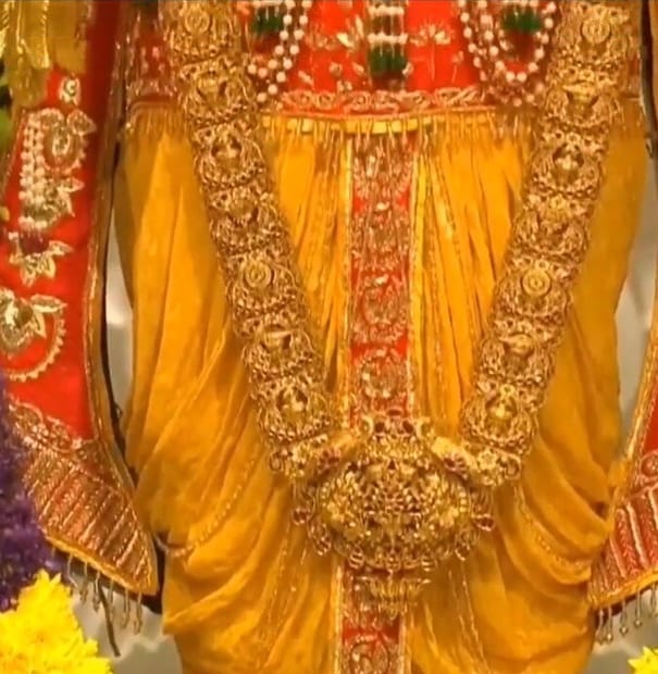 प्राणप्रतिष्ठा सोहळ्यादरम्यान रामलल्लाला अनेक अलंकार घालण्यात आले आहेत.