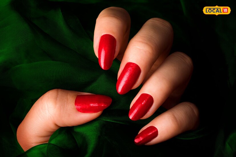 नखांचं एवढं काय काम आहे, असं आपल्याला वाटू शकतं. मात्र लहान असली तरी नखं हा शरिराचा महत्त्वपूर्ण भाग आहे. अनेकजण आपल्या नखांची काळजी घेतात. महिला नखांना पेंटदेखील करतात. मात्र नखांवरून आजार ओळखता येतात हे आपल्याला कदाचित माहित नसेल. आज आपण त्याबाबतच जाणून घेऊया. नखांचं एवढं काय काम आहे, असं आपल्याला वाटू शकतं. मात्र लहान असली तरी नखं हा शरिराचा महत्त्वपूर्ण भाग आहे. अनेकजण आपल्या नखांची काळजी घेतात. महिला नखांना पेंटदेखील करतात. मात्र नखांवरून आजार ओळखता येतात हे आपल्याला कदाचित माहित नसेल. आज आपण त्याबाबतच जाणून घेऊया.