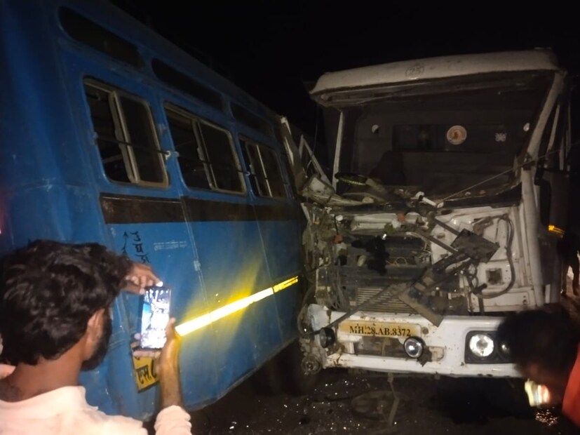 या अपघातामध्ये टिप्पर चालकासह एसटी बसमधील सात ते आठ प्रवाशांना किरकोळ दुखापत झाली आहे. 
