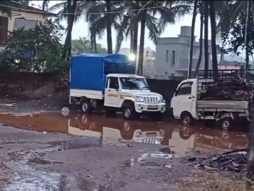 ऐन थंडीच्या हंगामामध्ये गुहागर तालुक्यात पहाटेच्या सुमारास मुसळधार पावसाला सुरुवात झाली आहे, अचानक आलेल्या या पावसामुळे शेतकऱ्यांची चिंता वाढली आहे. 