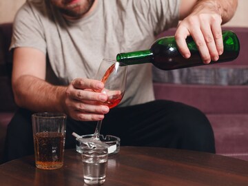 Alcohol Facts - कोल्ड्रिंक की सोडा, दारूत काय मिसळायचं? पेग बनवण्याआधी जरूर पाहा