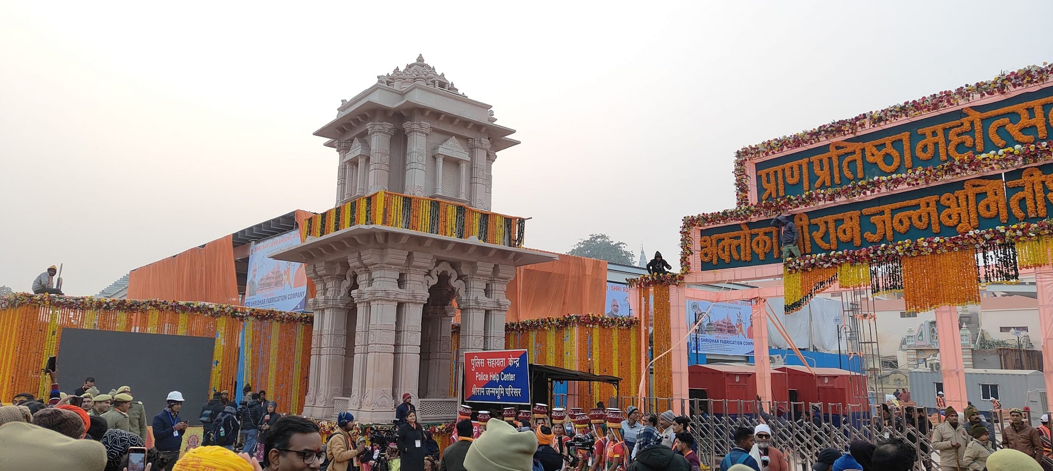 भिंती पुतळ्यांनी सजवल्या आहेत. फोटोंमध्ये भगवान रामाचे निवासस्थान एका अद्भुत आणि अलौकिक प्रकाशात उजळून निघालेले पाहायला मिळत आहे. मंदिराची भव्यता पाहण्यासारखी आहे.