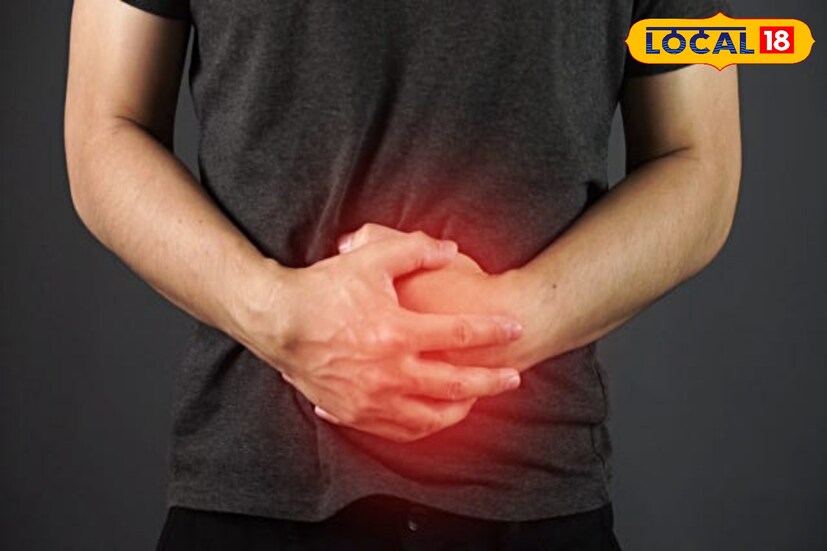  आयुर्वेदातील उपचार पद्धतींमध्ये विरेचन ही एक उपचार पद्धती आहे. विरेचनाचे कार्य शरीरातील वात, पित्त आणि कफ या दोषांपैकी प्रामुख्याने पित्त ह्या दोषावर होते. विरेचन ही पित्ताने होत असलेल्या रोगांवरील श्रेष्ठ चिकित्सा सांगितली जाते. विरेचन म्हणजे नेमकं काय? ही चिकित्सा कशी असते? यासंदर्भातच <a href="https://news18marathi.com/maharashtra/wardha/">वर्ध्यातील</a> आयुर्वेदिक डॉक्टर मयूर कतोरे यांनी माहिती दिली आहे.