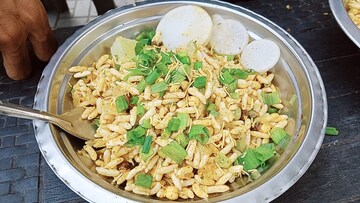 शिक्षण घेऊन स्वतः झाला व्यवसायाचा मालक; तरुणानं चिवडा स्टॉलला दिलं डिग्रीचच नाव