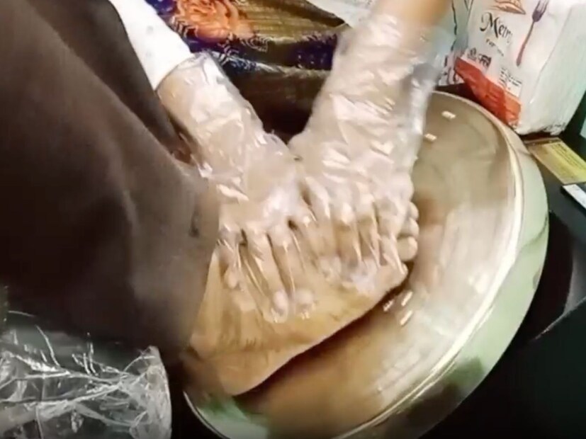 शरीरात वाढलेली अतिरिक्त उष्णता आणि वात कमी करण्यासाठी कांस्याची वाटी प्रभावी ठरते. जुन्या काळापासून ही एक उपचारपद्धती प्रभावी मानली गेली आहे. आज या थेरेपीचं स्वरूप मशीनमध्ये बघायला मिळत आहे. ही थेरेपी नेमकी कशी दिली जाते? या थेरेपीचे शरीराला काय फायदे आहेत? यासंदर्भात वर्धा येथील कांस्य थाळी थेरेपिस्ट अभिषेक मांजरखेडे यांनी माहिती दिली आहे.